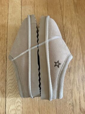 New Women’s Quince Sherpa Sand Suede Slippers with Star Accent size 6 UGG